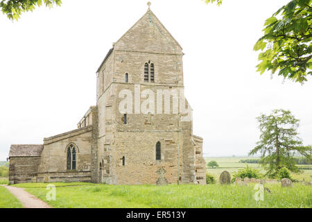 L'église de St Michel et tous les Anges, datant principalement du 13ème siècle (avec les parties de saxon fois), dans le village Banque D'Images