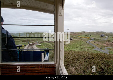 Tramway de Great Orme Llandudno - Vue de derrière le bord du tramway tram 6 en descente comme monte à partir de la moitié du chemin à droite de la station Banque D'Images