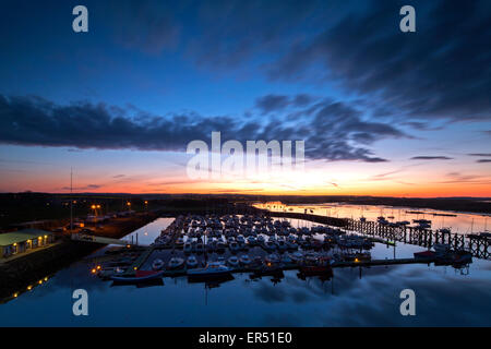 Une vue sur l'Amblève marina dans le Northumberland au printemps au coucher du soleil en direction de l'établissement Warkworth village à partir d'un point de vue surélevé Banque D'Images