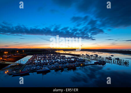 Une vue sur l'Amblève marina dans le Northumberland au printemps au coucher du soleil en direction de l'établissement Warkworth village à partir d'un point de vue surélevé Banque D'Images