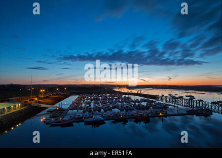 Une vue sur l'Amblève marina dans le Northumberland au printemps au coucher du soleil en direction de l'établissement Warkworth village à partir d'un point de vue surélevé Banque D'Images