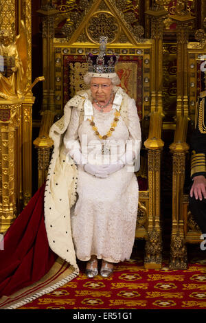 L'état d'ouverture du Parlement 2015 assisté par la Reine Elizabeth, le Prince Philip, le Prince Charles et Camilla, Duchesse de Cornouailles Banque D'Images