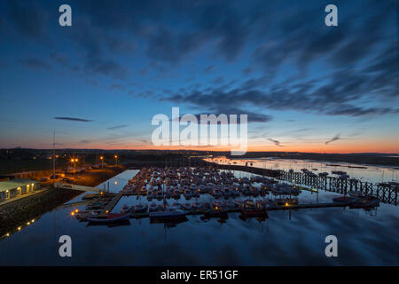 Une vue sur l'Amblève marina dans le Northumberland au printemps au coucher du soleil en direction de l'établissement Warkworth village à partir d'un point de vue surélevé Banque D'Images