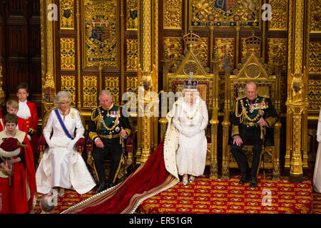 L'état d'ouverture du Parlement 2015 assisté par la Reine Elizabeth, le Prince Philip, le Prince Charles et Camilla, Duchesse de Cornouailles Banque D'Images