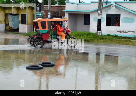 En raison de la pluie à Puerto PIZARRO . Ministère de Tumbes .PÉROU Banque D'Images