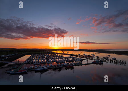 Une vue sur l'Amblève marina dans le Northumberland au printemps au coucher du soleil en direction de l'établissement Warkworth village à partir d'un point de vue surélevé Banque D'Images