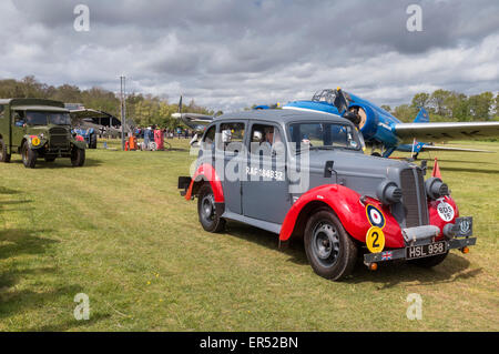 1938 Hillman Minx, Avro Anson et 1943 camion Fordson sur la piste à la Shuttleworth Collection, Ancien Directeur Banque D'Images