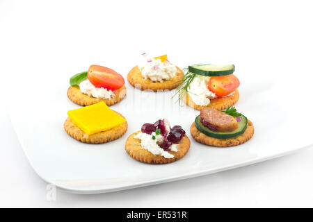 Assortiment de canopes, apéritif crackers avec garniture Banque D'Images