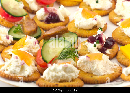 Assortiment de canopes, apéritif crackers avec garniture Banque D'Images