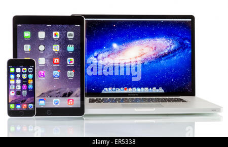 Apple Macbook Pro, iPad 2 et iPhone 6 Air sur fond blanc. Tous les appareils afficher page d'accueil. Banque D'Images