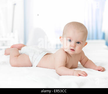 Bébé en santé allongé sur lit dans la chambre Banque D'Images