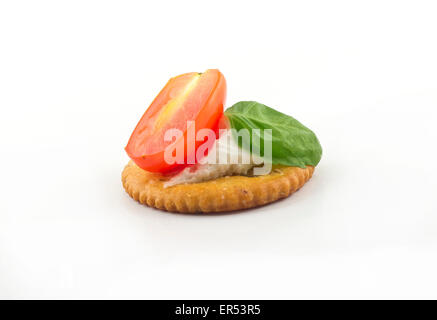 Plaque snack de craquelins garnies de fromage ricotta et basilic tomates Banque D'Images