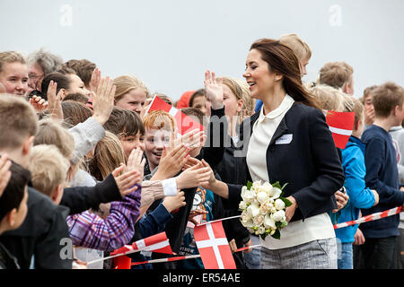 Les Red Vedby, Danemark. 27 mai, 2015. La princesse Mary est accueilli par les enfants de l'école Vedby Red. . La Princesse a visité l'école à l'occasion de l'ouverture de la "Reach Out", qui vise à apprendre aux élèves des méthodes pour faire face à des retards de croissance Crédit : OJPHOTOS/Alamy Live News Banque D'Images