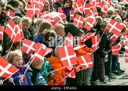 Les Red Vedby, Danemark. 27 mai, 2015. Les enfants à l'école Vedby Red est en attente de la princesse Mary d'arriver. La Princesse a visité l'école à l'occasion de l'ouverture de la "Reach Out", qui vise à apprendre aux élèves des méthodes pour faire face à des retards de croissance Crédit : OJPHOTOS/Alamy Live News Banque D'Images