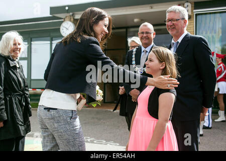 Les Red Vedby, Danemark. 27 mai, 2015. La princesse Mary merci pour le bouquet où la jeune fille, Issabel, vient de remettre à la princesse. La Princesse a visité l'école à l'occasion d'ouverture d'un projet, qui vous enseignera les méthodes d'élèves pour faire face à des retards de croissance Crédit : OJPHOTOS/Alamy Live News Banque D'Images