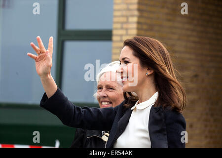 Les Red Vedby, Danemark. 27 mai, 2015. La princesse Marie de vagues les personnes présentes sur les Red Vedby l'école. La Princesse a visité l'école à l'occasion de l'ouverture de la "Reach Out", qui vise à apprendre aux élèves des méthodes pour faire face à des retards de croissance Crédit : OJPHOTOS/Alamy Live News Banque D'Images