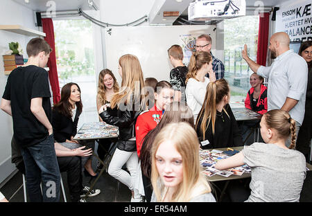 Les Red Vedby, Danemark. 27 mai, 2015. La princesse Mary (2e, L) est une classe très populaire s'accouplent pour les enfants à l'école Vedby Red grade 7. La Princesse a visité l'école à l'occasion de l'ouverture de la "Reach Out", qui vise à apprendre aux élèves des méthodes pour faire face à des retards de croissance Crédit : OJPHOTOS/Alamy Live News Banque D'Images