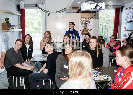 Les Red Vedby, Danemark. 27 mai, 2015. La princesse Mary et l'école les enfants de l'école dans la Red Vedby première leçon de la classe mobile. L'École a participé à la "Reach Out" projet qui permettra d'apprendre aux élèves des méthodes pour faire face à des retards de croissance Crédit : OJPHOTOS/Alamy Live News Banque D'Images