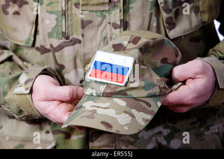 L'homme à lutter contre les fatigues tenue de camouflage de l'armée russe hat Banque D'Images