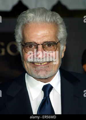 27 mai 2015 - L'Acteur Omar Sharif, qui a joué dans Lawrence d'Arabie et le Docteur Jivago dans les années 60, a été diagnostiqué avec la maladie d'Alzheimer. Le 83-year-old star son agent confirme la nouvelle. Sur la photo : Mar 1, 2004 ; Hollywood, Californie, États-Unis - Acteur Omar Sharif au 'Hidalgo' Première mondiale tenue au El Capitan Theatre. © Lisa O'Connor/ZUMAPRESS.com/Alamy Live News Banque D'Images