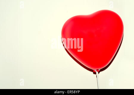 Un ballon en forme de cœur sur un fond blanc. Banque D'Images