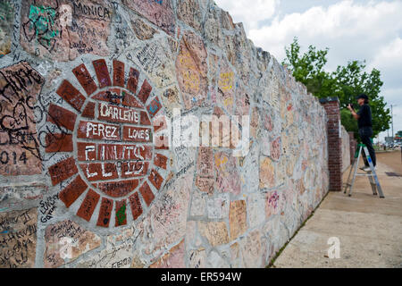 Memphis, Tennessee - billets doux à Elvis Presley à gauche sur le mur qui entoure Presley Graceland Mansion. Banque D'Images