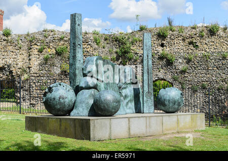Une sculpture par Jens Flemming Sørensen dans le jardins de l'abbaye, Reading, Berkshire, Royaume-Uni l'emplacement des ruines de l'abbaye de Reading. Banque D'Images
