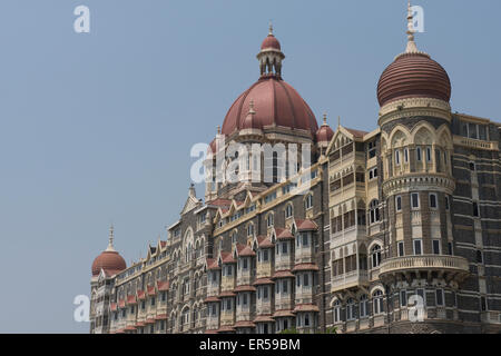 L'Inde, Mumbai (Bombay), zone portuaire, autour de la porte de l'Inde. Le monument Taj Mahal Hotel. Banque D'Images