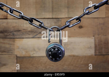 Verrou à combinaison et la chaîne sur un fond de bois rustique Banque D'Images