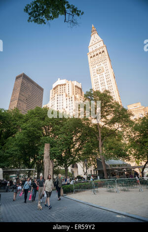 11 11 Madison Avenue, centre, d'abord partie de la Metropolitan Life Insurance campus, est vu à New York le mardi, 19 mai 2015. SL Green Realty a convenu d'acheter le bâtiment pour 2,6 milliards de dollars de la CIM Groupe dans le deuxième prix le plus élevé jamais payé pour un immeuble de bureaux à New York. Les bâtiments locataire clé est le Credit Suisse. (© Richard B. Levine) Banque D'Images