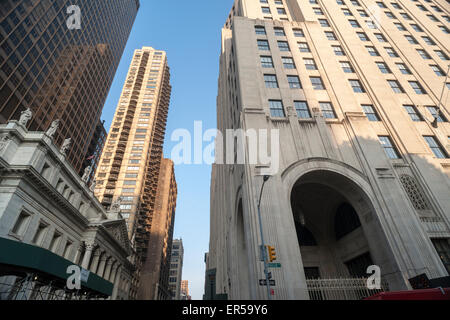 11 11 Madison Avenue, droite, d'abord partie de la Metropolitan Life Insurance campus, est vu à New York le mardi, 19 mai 2015. SL Green Realty a convenu d'acheter le bâtiment pour 2,6 milliards de dollars de la CIM Groupe dans le deuxième prix le plus élevé jamais payé pour un immeuble de bureaux à New York. Les bâtiments locataire clé est le Credit Suisse. (© Richard B. Levine) Banque D'Images