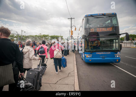 Les voyageurs à bord d'un bus inter-villes à New York, le vendredi 22 mai 2015 pour échapper à la ville au cours de la fin de semaine du Memorial Day. Pour ceux qui, le week-end voyage est estimé à la plupart en dix ans avec 37 millions de dollars prévue sur la route. (© Richard B. Levine) Banque D'Images