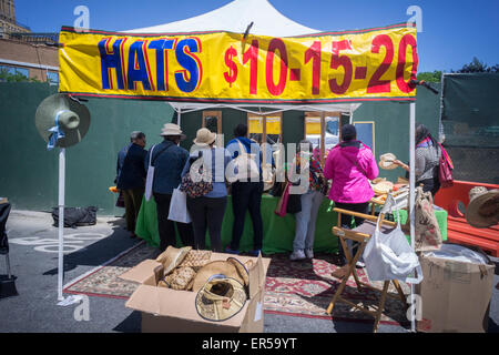 Les chapeaux à Shoppers parcourir DanceAfrica juste en dehors de la rue la Brooklyn Academy of Music de New York le Samedi, Mai 23, 2015. Plus de 200 vendeurs de produits sur le thème de l'Afrique de participer dans le cadre de l'Académie DanceAfrica Festival. (© Richard B. Levine) Banque D'Images