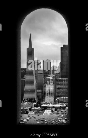 Le San Francisco skyline vue depuis une des fenêtres de la Coit Tower. Banque D'Images