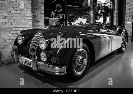 BERLIN - 10 MAI 2015 : le roadster Jaguar XK140. Noir et blanc. 28e Journée Oldtimer Berlin-brandebourg Banque D'Images