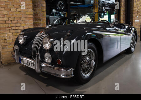 BERLIN - 10 MAI 2015 : le roadster Jaguar XK140. 28e Journée Oldtimer Berlin-brandebourg Banque D'Images