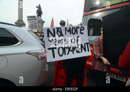 Londres, Royaume-Uni, 27 mai 2015, mars Anti-austérité contre le parti conservateur des coupures sur le jour de l'ouverture officielle du Parlement après les élections générales, et le discours de la reine. La protestation a commencé avec un rassemblement à Trafalgar Square en instance au 10 Downing Street et puis la place du Parlement. Credit : JOHNNY ARMSTEAD/Alamy Live News Banque D'Images