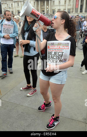 Londres, Royaume-Uni, 27 mai 2015, mars Anti-austérité contre le parti conservateur des coupures sur le jour de l'ouverture officielle du Parlement après les élections générales, et le discours de la reine. La protestation a commencé avec un rassemblement à Trafalgar Square en instance au 10 Downing Street et puis la place du Parlement. Credit : JOHNNY ARMSTEAD/Alamy Live News Banque D'Images