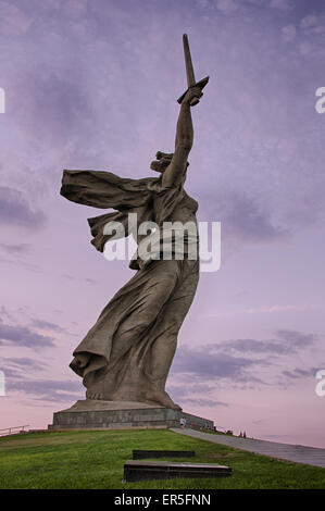 'La Patrie Appels' est une statue en béton sur Mamaïev Kurgan à Volgograd, Russie, commémorant la bataille de Stalingrad. Banque D'Images