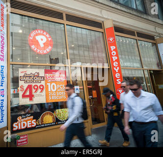 Un Popeyes Louisiane Cuisine fast food restaurant dans le centre de Manhattan à New York le Mercredi, Mai 27, 2015. La chaîne de restauration rapide ont signalé une augmentation des ventes par magasin comparable dans son premier-trimestre revenu cependant en dessous des attentes. (© Richard B. Levine) Banque D'Images