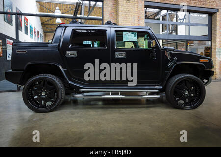 BERLIN - 10 MAI 2015 : VUS pleine grandeur de la cabine de l'équipage (camion) Hummer H2. 28e Journée Oldtimer Berlin-brandebourg Banque D'Images