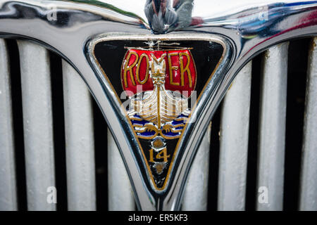 BERLIN - 10 MAI 2015 : emblème sur le gril d'une voiture ancienne Rover 14. La 28e Journée Oldtimer Berlin-brandebourg Banque D'Images