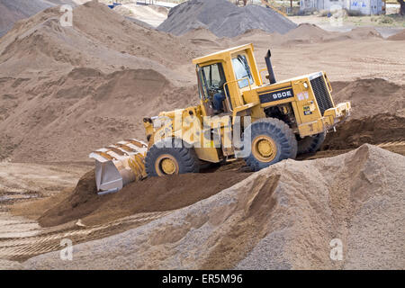 Une chenille 'cat' 950E Earth Mover charrues dans un tas de terre sur un site de construction dans le centre de l'oregon Banque D'Images