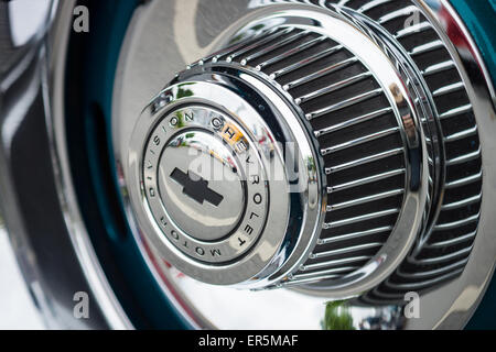 BERLIN - 10 MAI 2015 : Fragment d'une roue de voiture vintage Chevrolet. 28e Journée Oldtimer Berlin-brandebourg Banque D'Images