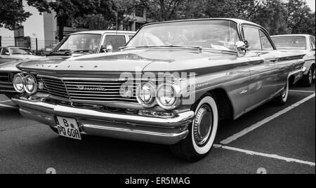 BERLIN - 10 MAI 2015 : berline Pontiac Bonneville, 1960. Noir et blanc. La 28e Journée Oldtimer Berlin-brandebourg Banque D'Images