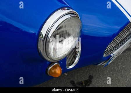 BERLIN - 10 MAI 2015 : Fragment d'une voiture de sport AC Shelby Cobra. 28e Journée Oldtimer Berlin-brandebourg Banque D'Images