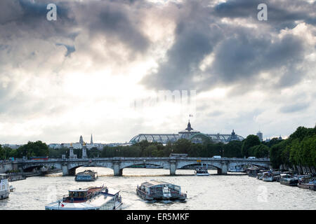 Vue depuis la passerelle Leopold-Sedar-Senghor, anciennement connu sous le nom de passerelle Solférino sur la Seine et le Grand Palais wit Banque D'Images