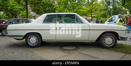 BERLIN - 10 MAI 2015 : taille intermédiaire à la voiture de luxe Mercedes-Benz 250CE (W114), 1971. Vue de côté. La 28e Journée Oldtimer Berlin-brandebourg Banque D'Images