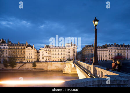 Vue du pont de la Tournelle au quai d'Orléans quai de Béthune et le ri, l'Ile Saint-Louis, Paris, France, Europe, monde de l'UNESCO Banque D'Images