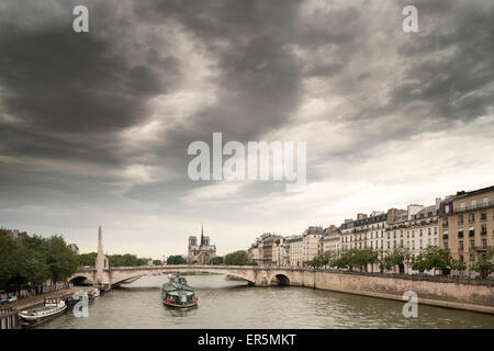 Vue du pont de Sully au Pont de la Tournelle et rue de Béthune, L'Ile Saint-Louis, Paris, France, Europe, UNESCO World Heritage Banque D'Images